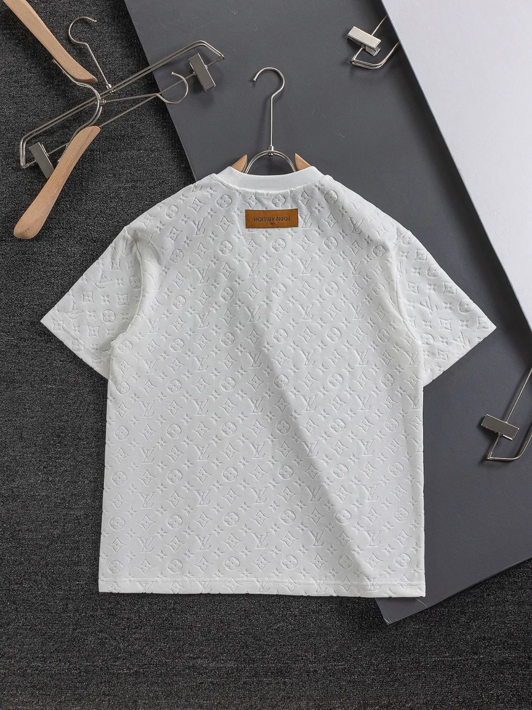 🅿️200 Louis Vuitton 1V slightly wide version S-Xl 25ss new product counter style will never fail, classic style, permanent boutique, timeless classic style, LV jacquard all-over printed terry towel with logo🪡 embroidery pattern, short-sleeved T-shirt, cotton blended terry jersey fabric, original development. This comes from the 2025 beachwear limited series, the full logo jacquard towel highlights the classic Obliaue flower, with S-shaped round neck and topstitching, unique style, decorated with oblique jacquard all over, ribbed round neck with V-shaped topstitching, customized accessories, and the whole body is customized and developed according to the Y board... Complete with three labels, it can control various styles, paying tribute to LV Louis Vuitton's historic year! Coupled with the blessing of full-flower cotton material, both the comfort of the upper body is unparalleled. It can be said to be a must-have companion in summer. The excellent breathability and comfortable wearing feeling are unparalleled ~ recommended! ! Same style for men and women! Color: Black White Size: S-XL Size chart: S: Shoulder width 55-Bust 56-Length 71.5 M: Shoulder width 56.5-Bust 58-Length 73 L: Shoulder width 58-Bust 60-Length 74.5 XL: Shoulder width 59.5-Bust 62-Length 76